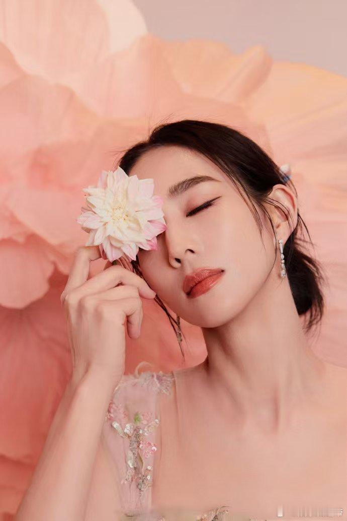 张钧甯背后好大一朵粉黛 哇！张钧甯春晚背后那朵粉黛太惹眼，温柔飘逸造型搭配非遗装