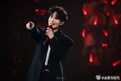 陈楚生把舞台设计成了八面台陈楚生演唱会有两层舞台 哇塞！陈楚生演唱会这舞台设计太