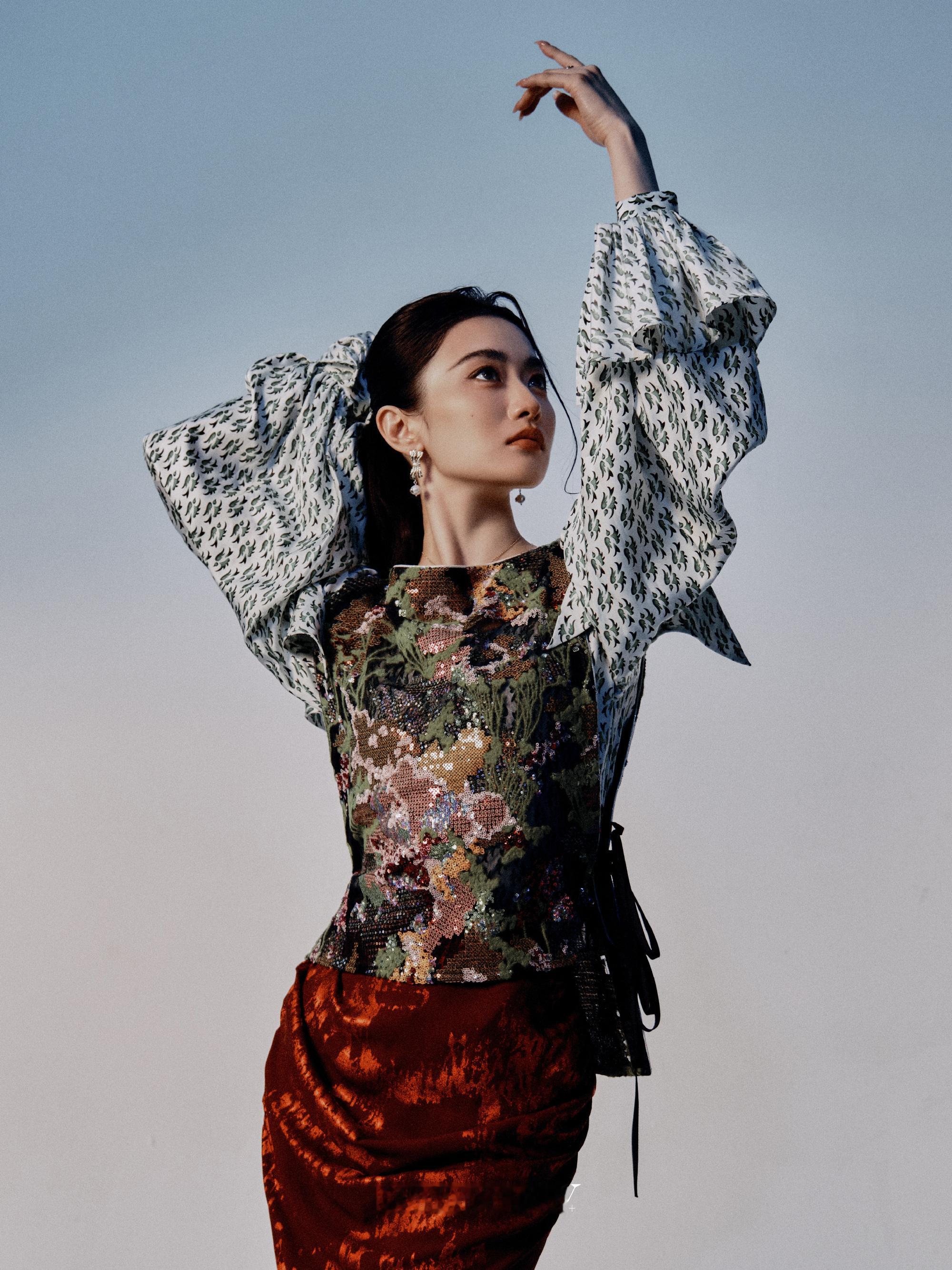 孙雪宁绮梦缪斯她化作千面幻影——温柔、倔强、迷离、炽烈…一眸一境，一步一梦。摄影