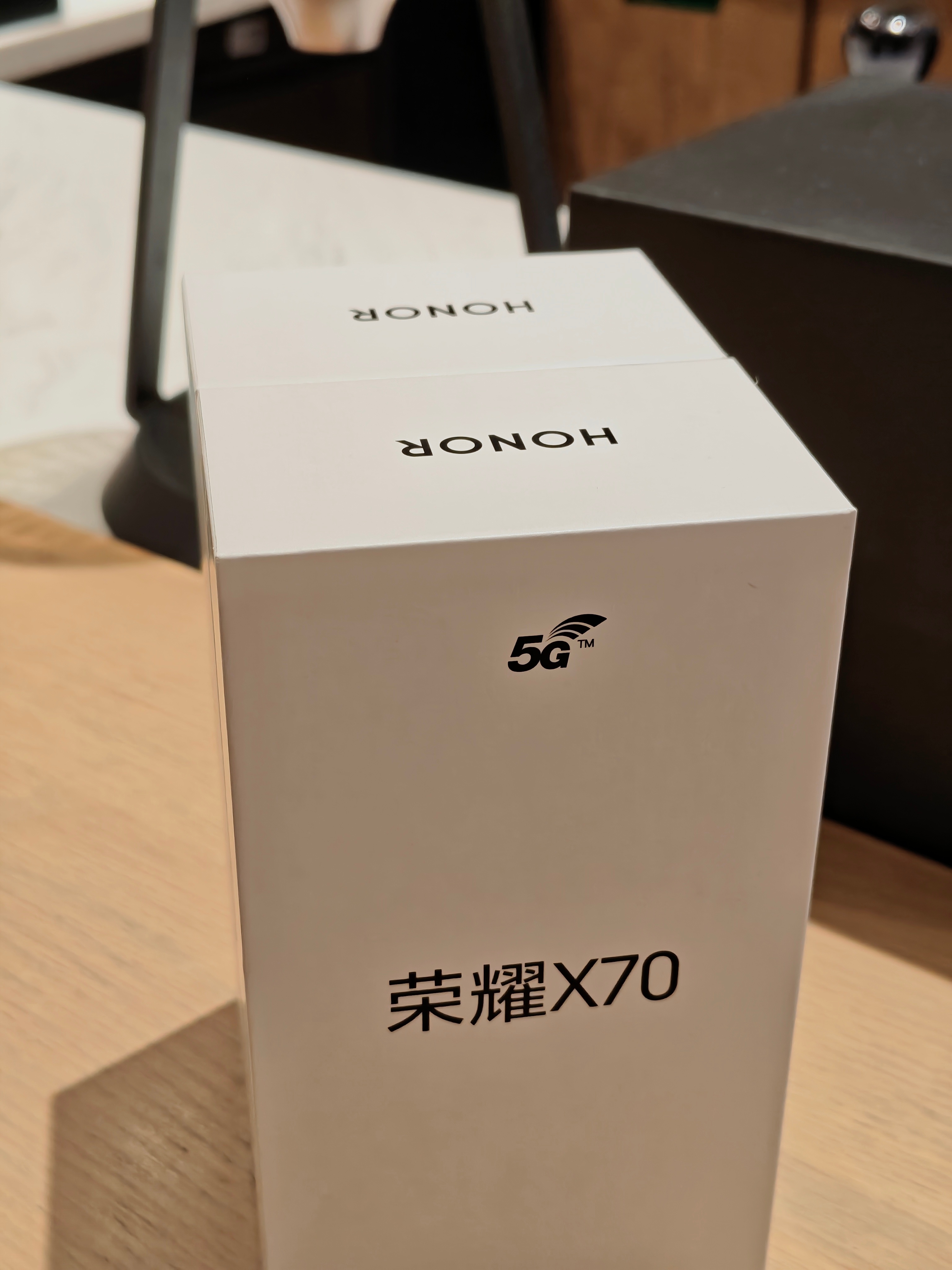 子弹兄昨晚帮抽中了荣耀X70手机的粉丝买了奖品了！手机是全新的，这几天会寄出给中