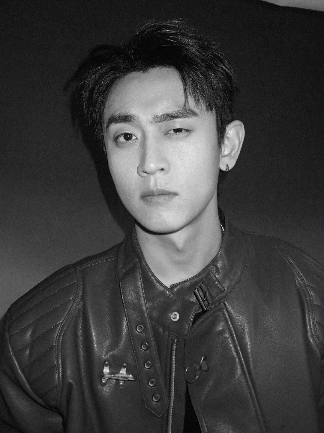 王天辰忘带身份证被自己笨笑了每天一个王天辰搞笑日常，忘带身份证这段我能循环看一百