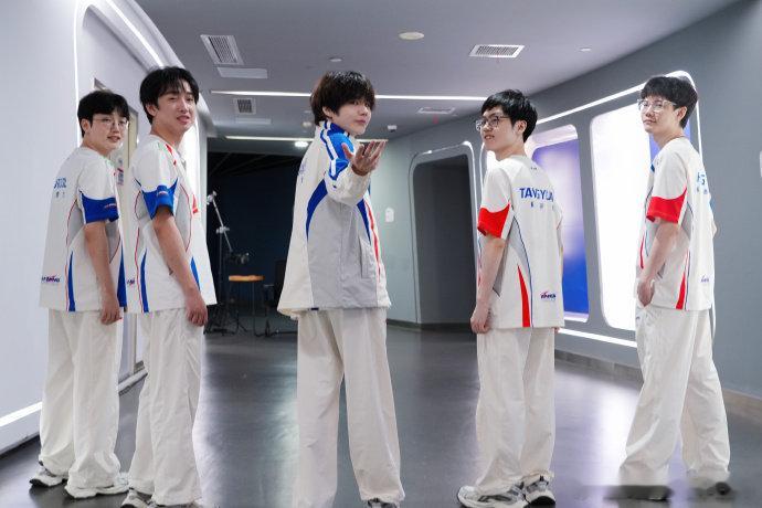 【LGD回应战胜TES】8月13日，LPL第三赛段组内赛，TES 0:2 LGD