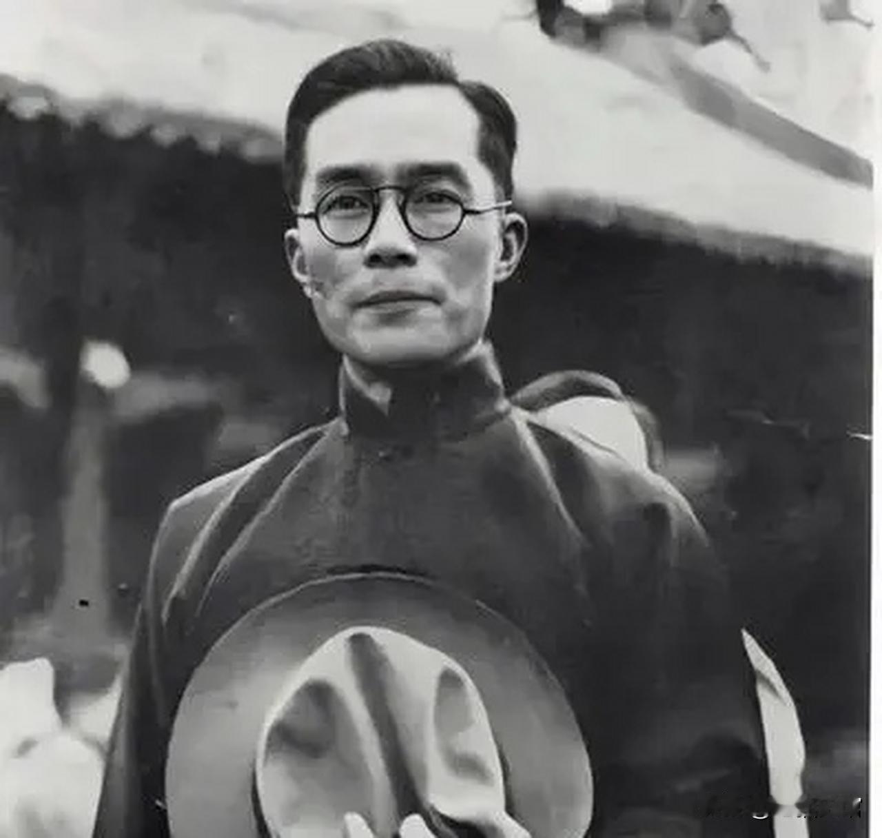 1948年，清华校长梅贻琦不顾众人阻拦执意南渡。6年后，他的儿子却一心返回大陆，