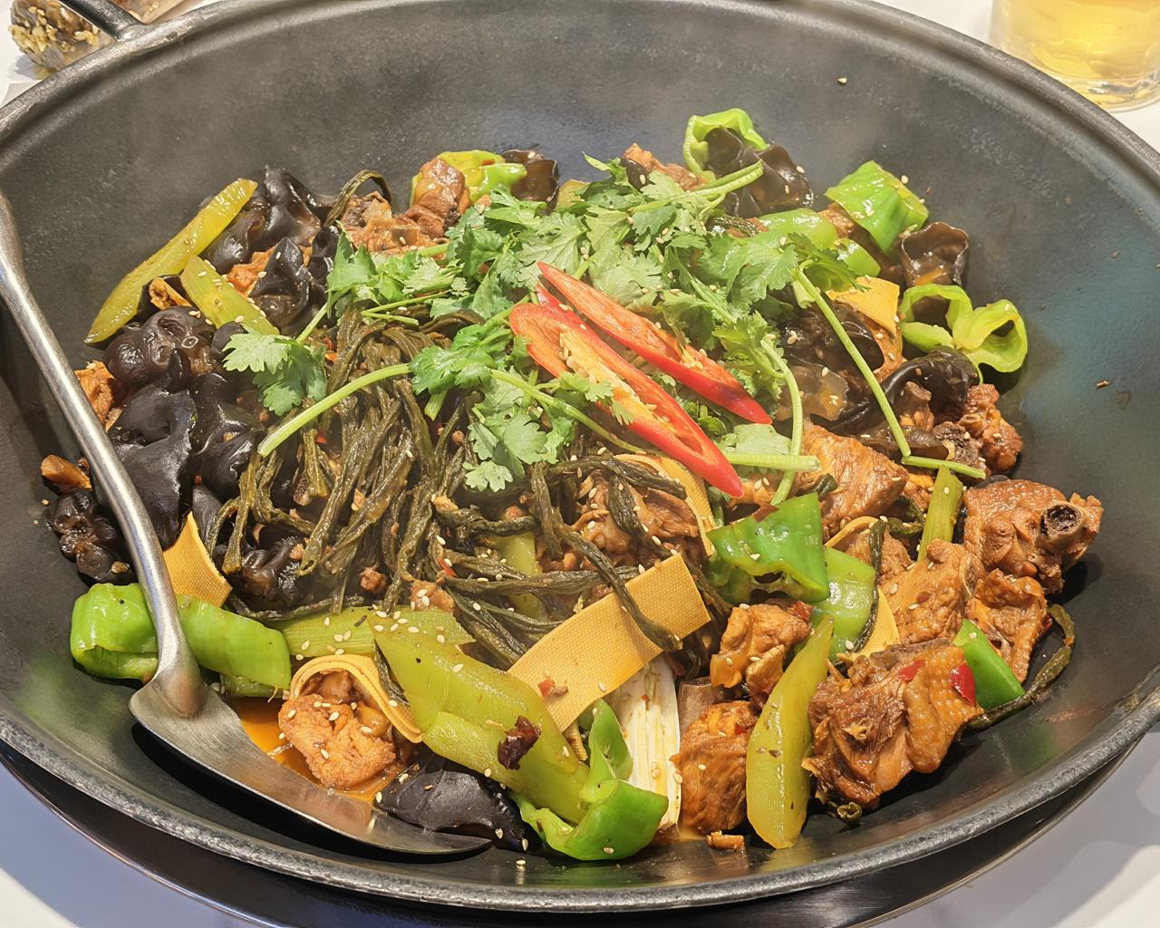 江南美食日记104
和朋友聚餐，去吃的之前去过一次的茶油炒鸡，只不过这次我们选的