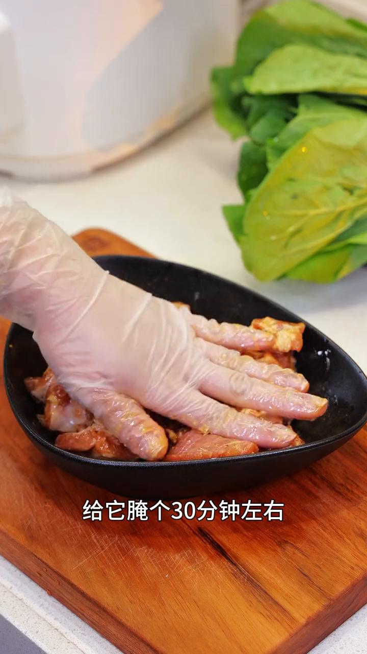 如果你也喜欢吃排骨，那一定要试试这个砂锅版的锡纸焗排骨，全程不用加一滴水，吃起来