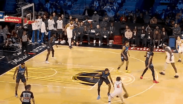 布伦森告诉所有人什么叫一招鲜吃遍天！他这一招后撤步投篮已经无敌于天下了！
在与魔