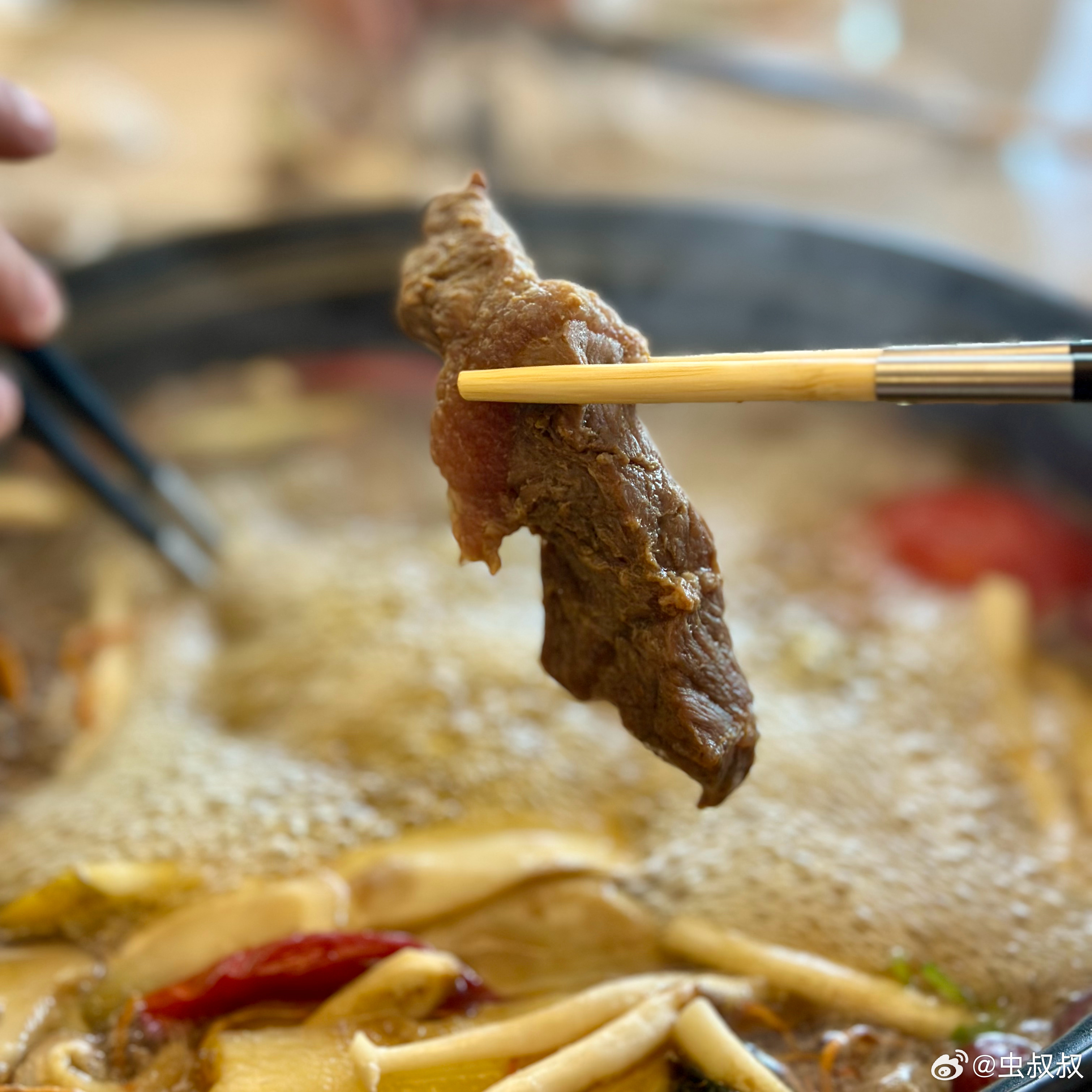 今天中午吃牛肉汤锅。[哈哈]  ​​​