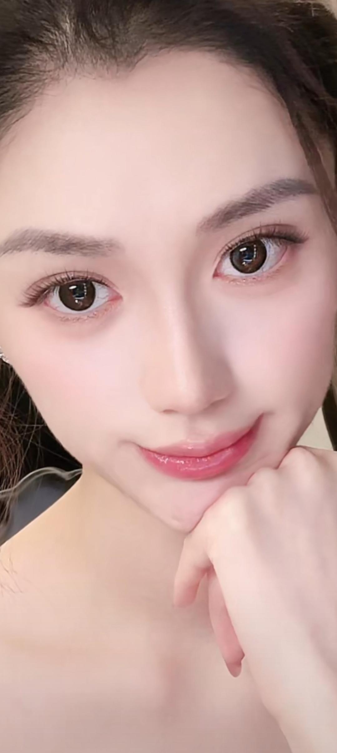 这姑娘看着挺温柔的。
