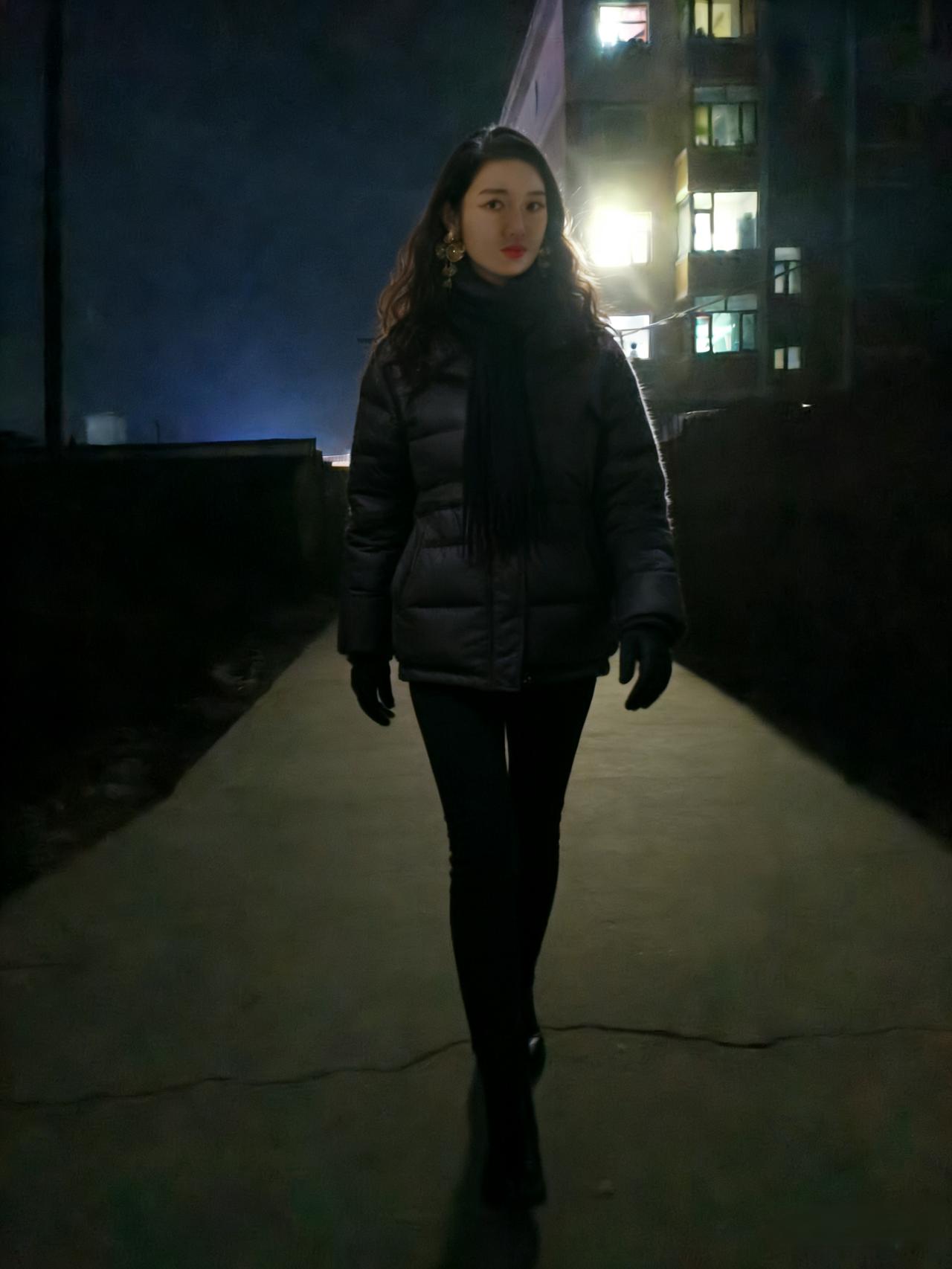 夜色漫城街似练，华灯初上时分。佳人踏雪步轻匀。
貂裘温冷意，羽衣惹芳尘。
眸底星