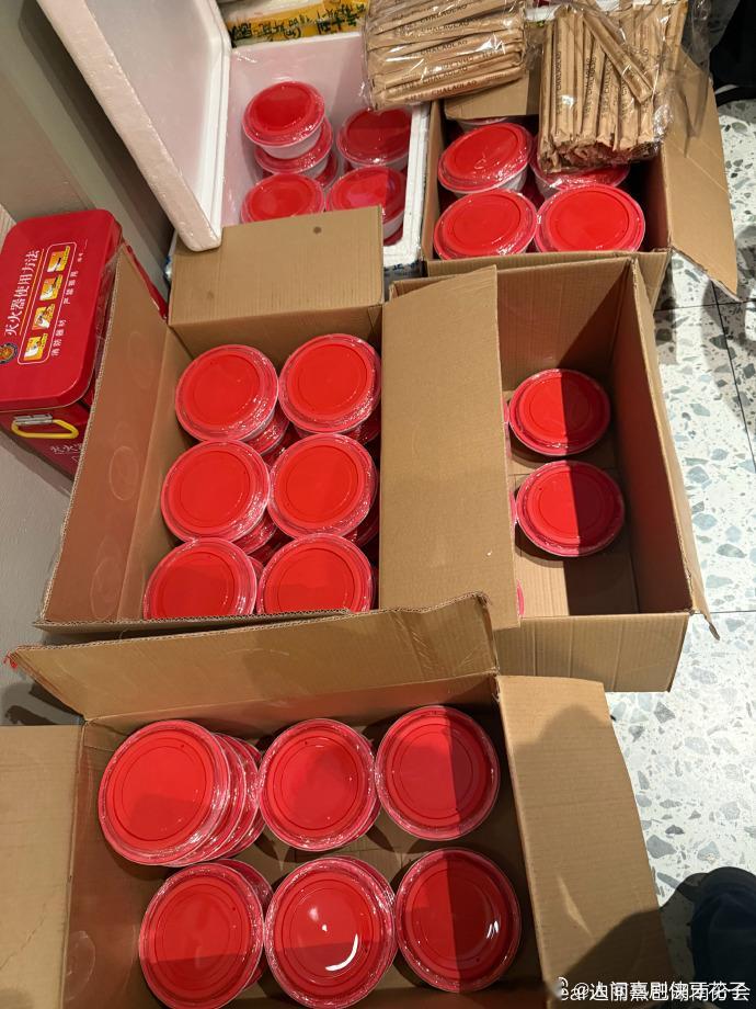 迪丽热巴用心迪丽热巴还准备了女性用品迪丽热巴给粉丝点了奶茶面包鸡汤 天气冷，但热