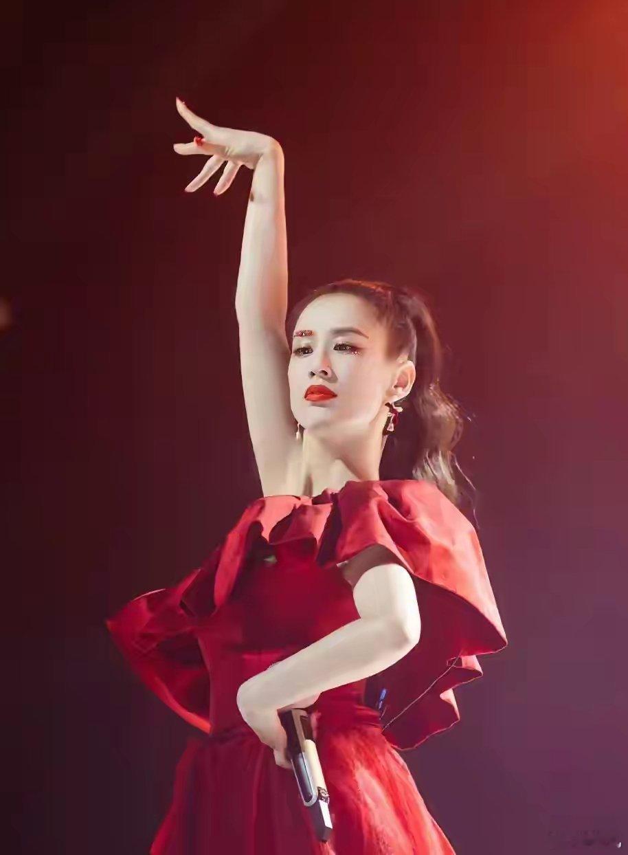 我认为黄圣依不会离婚，理由有4：​1、她已经习惯这种模式，被打压得无力反抗了，浪