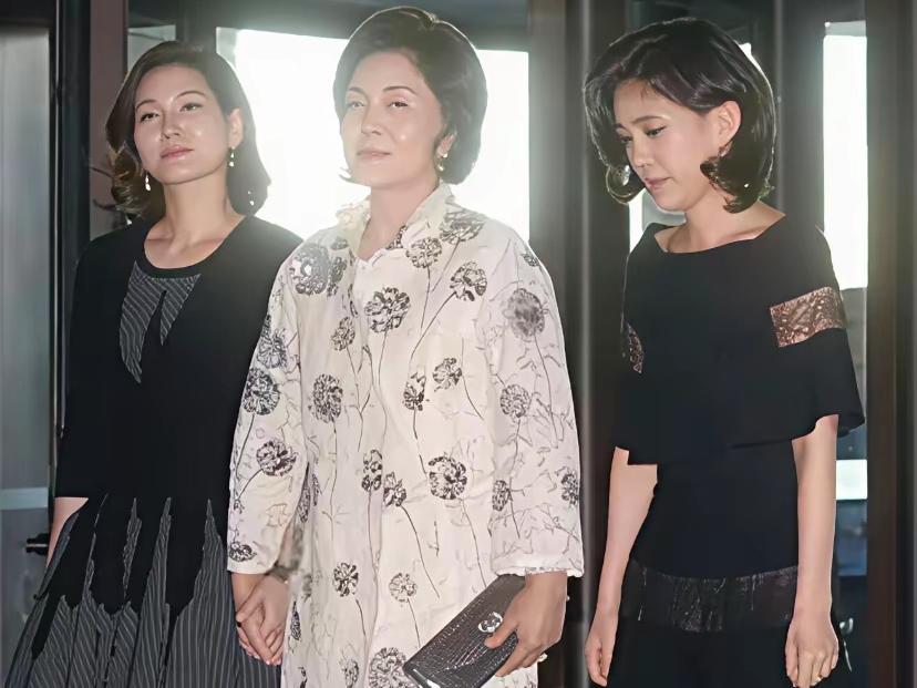 三星太后，终究是偏向儿子李在镕，对女儿李富真是视若无睹！
其实，她一直偏爱儿子！