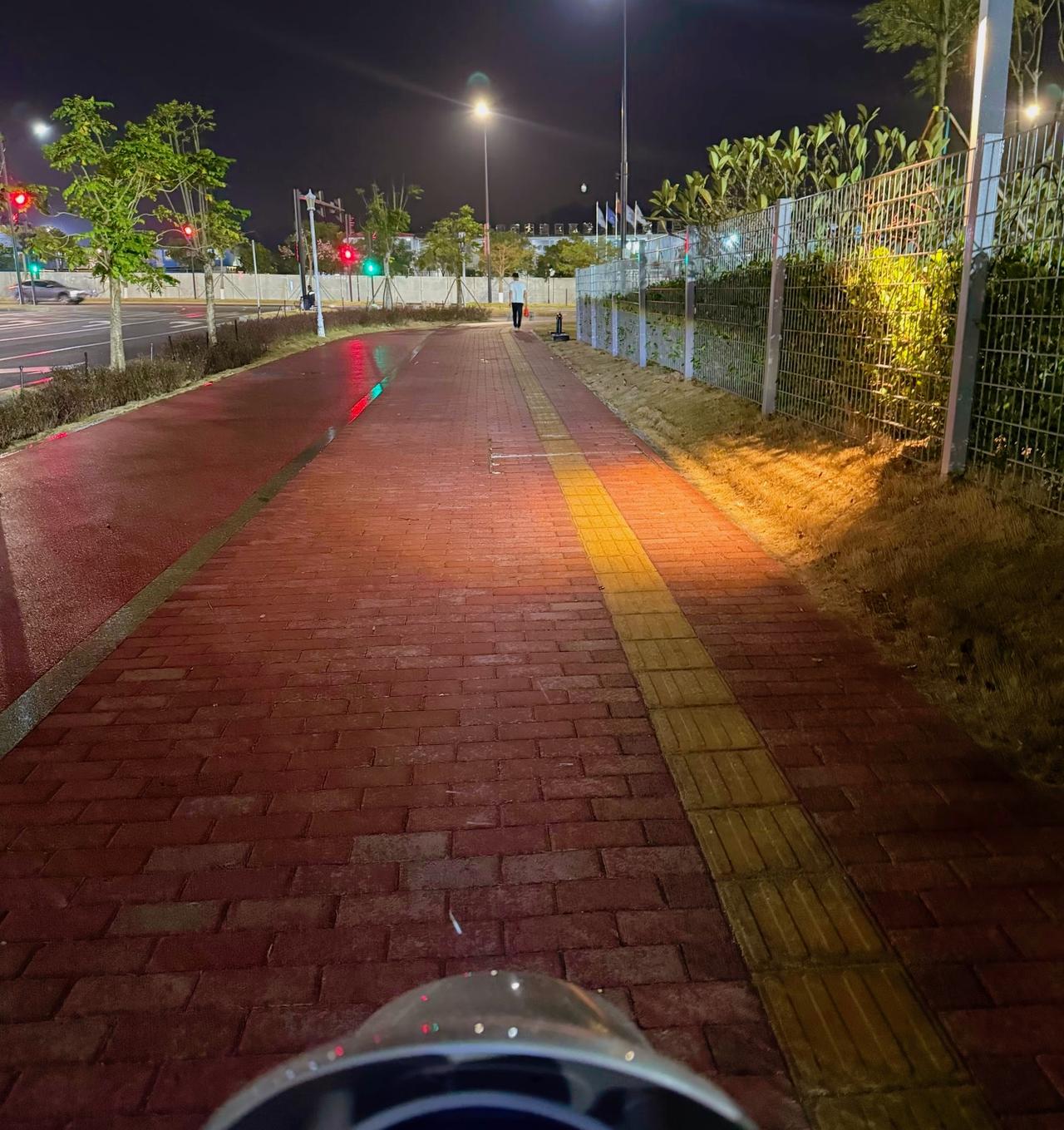 刘震云
“善良是一种病，只有傻子才会得。喂不饱，蛇暖不热，狼喂不熟。做一朵带刺的