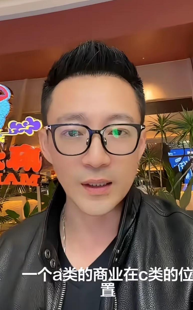 麻六记哈西万达店明天都开业了，却发现位置不对，从大门走到麻六记起码要走一千五百米