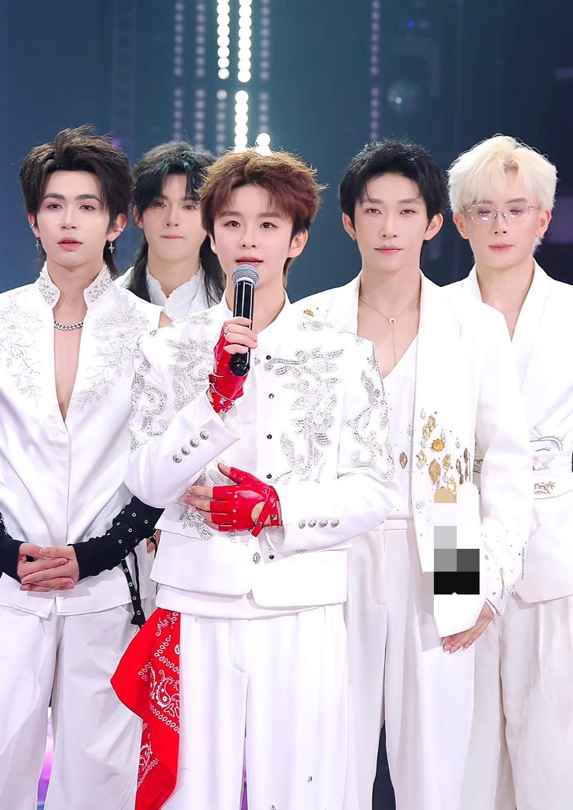 这不徐浩吗？
他不是演员、歌手吗？
怎么也来团播了！

娱乐圈的竞争太激烈了，