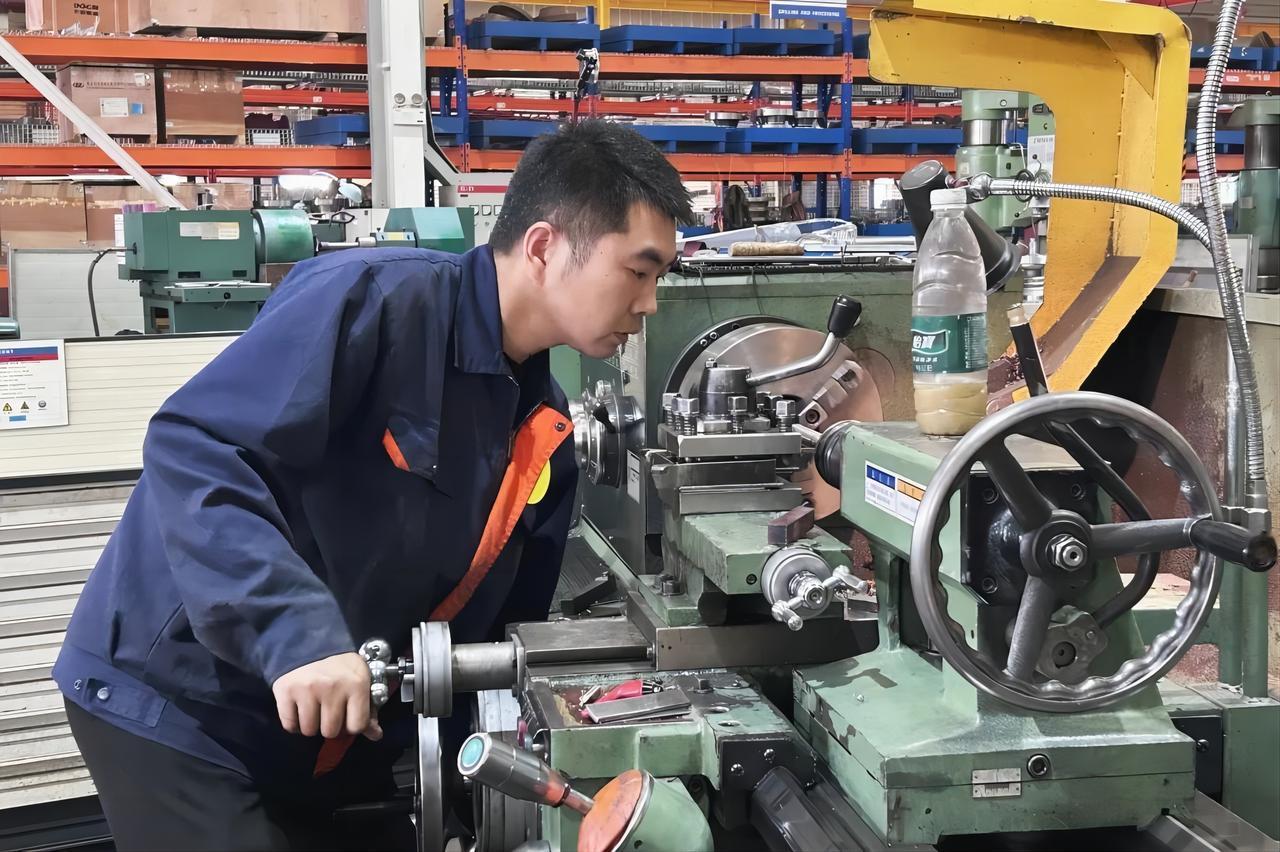 车工吟
​    车工是个大老粗，
    蓝领蓝衣没地位。
    操弄机器造