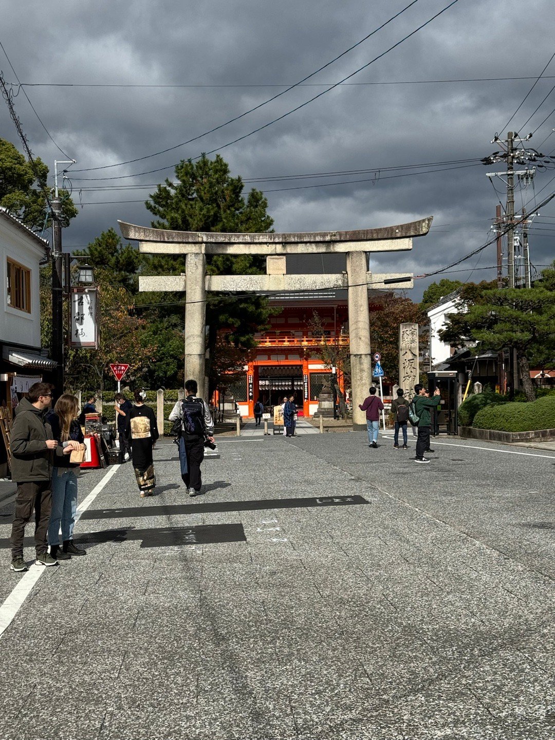 京都1800寺之八坂神社买御守和求签盖朱印的人比清水寺还多，往前一看原来是结缘神