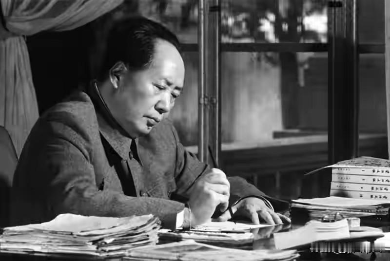 1964年冬天，毛泽东放下手里的《五代史》，忽然愣住了。一首年轻时读过的诗，只剩