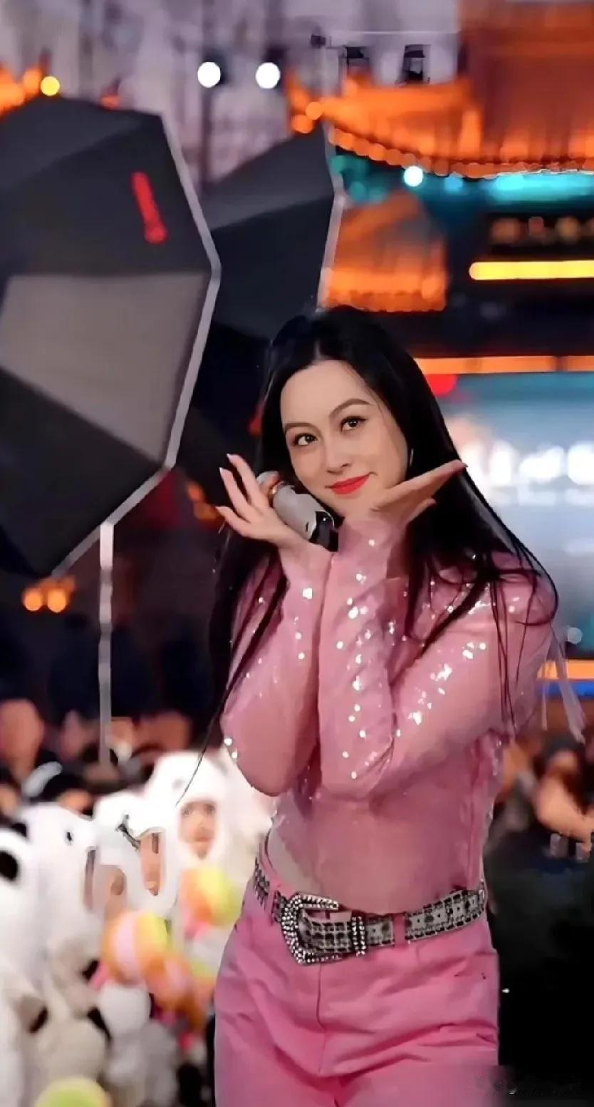 太吓人了，4700万粉丝的大网红，说凉就凉了。
 
坐拥4700万粉丝的大网红唐