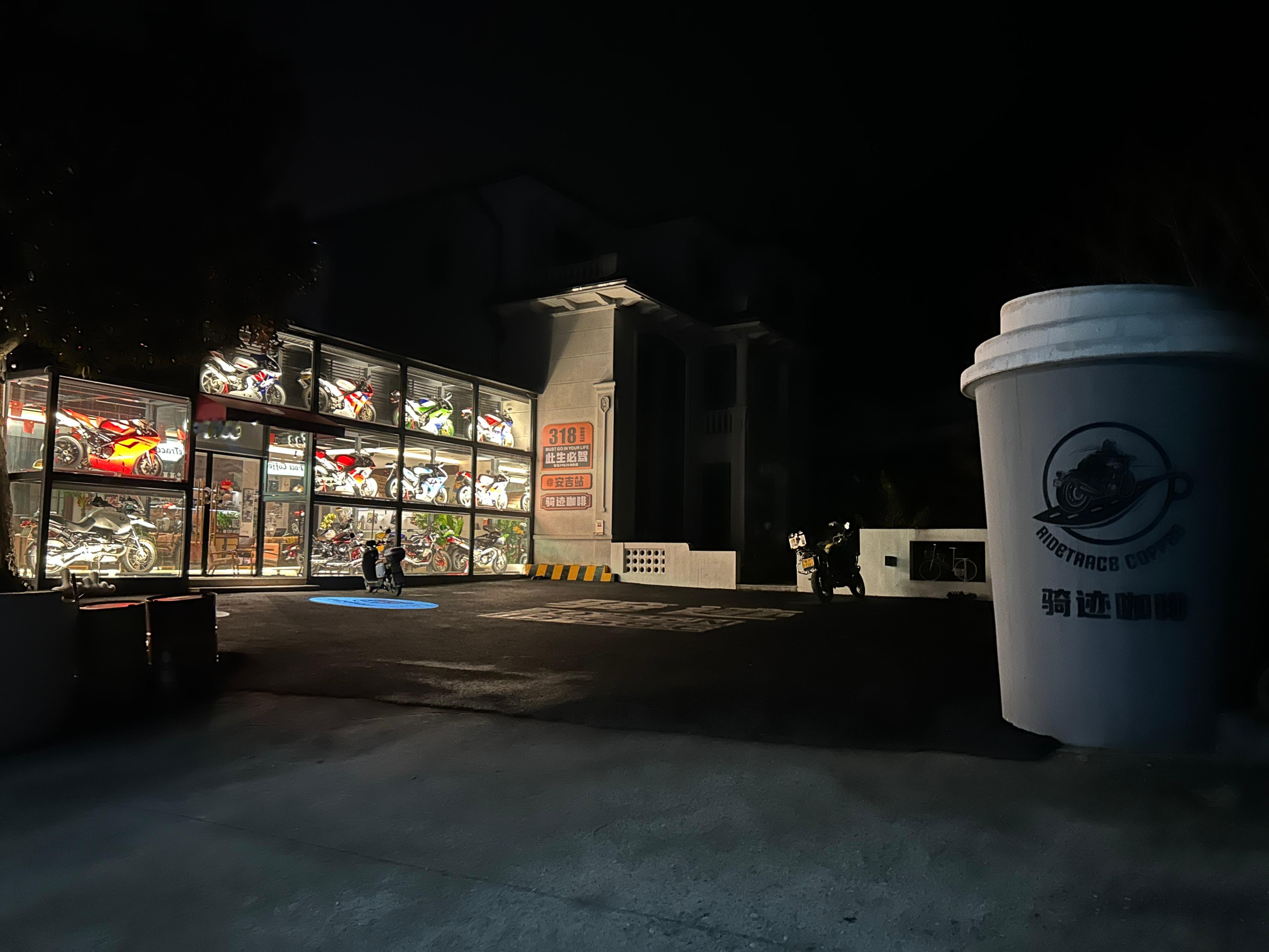 出差忙里偷闲，来传说中的骑迹咖啡看看，看到本田P3&P4、雅马哈TZR好像一样把