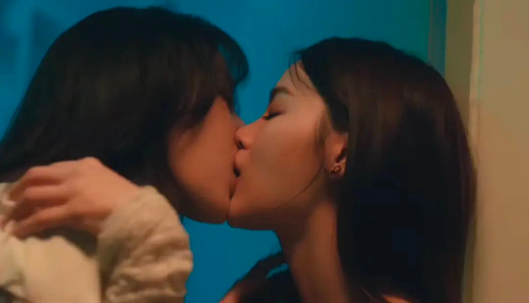 怎么吃嘴巴子吃得这么美.. 