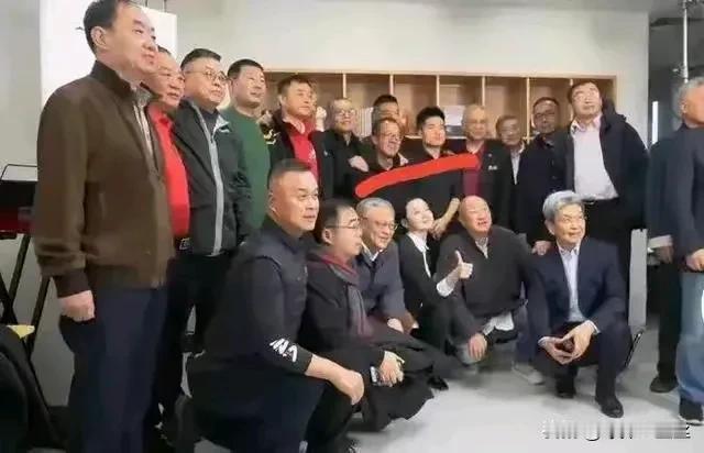 你若盛开，蝴蝶自来。
与辉同行成立，
大佬纷纷到新公司参观学习，
老俞意气风发的