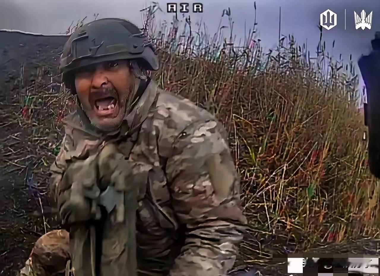 乌东战场，一名士兵看到无人机后的表情，充满恐惧、惊悚。
​再仔细看，这名士兵牙齿