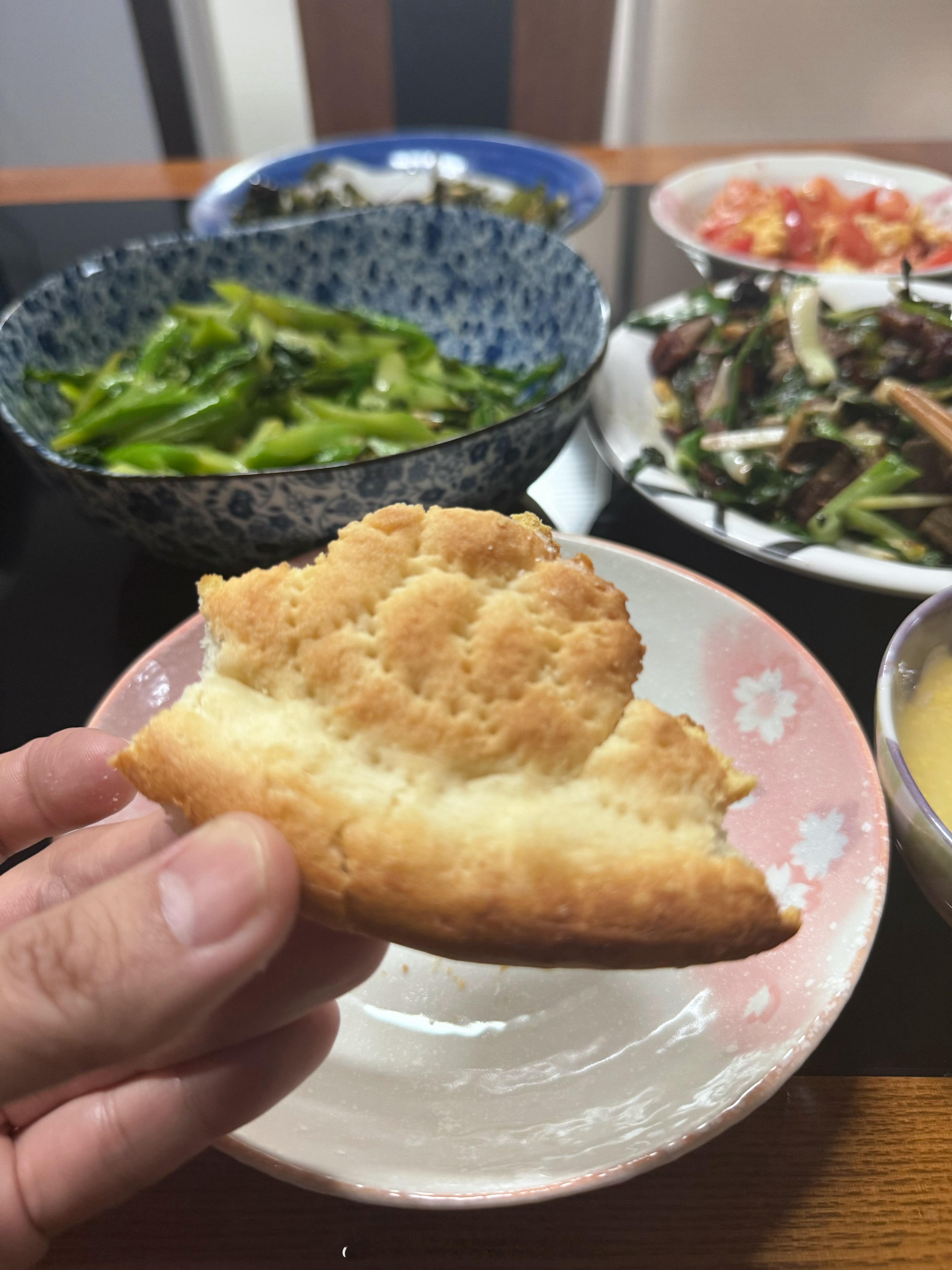 新疆带回的烤馕真好吃，空气炸锅加热皮酥内软，太香了！  