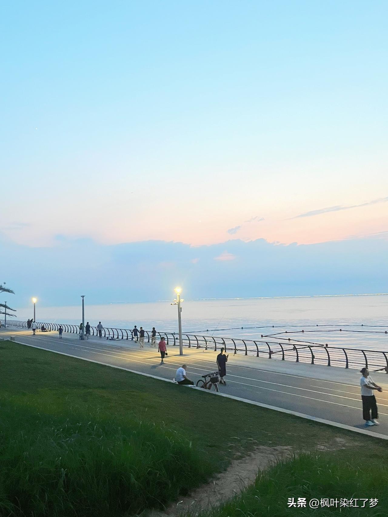 安静不失浪漫，夏日里的海边。