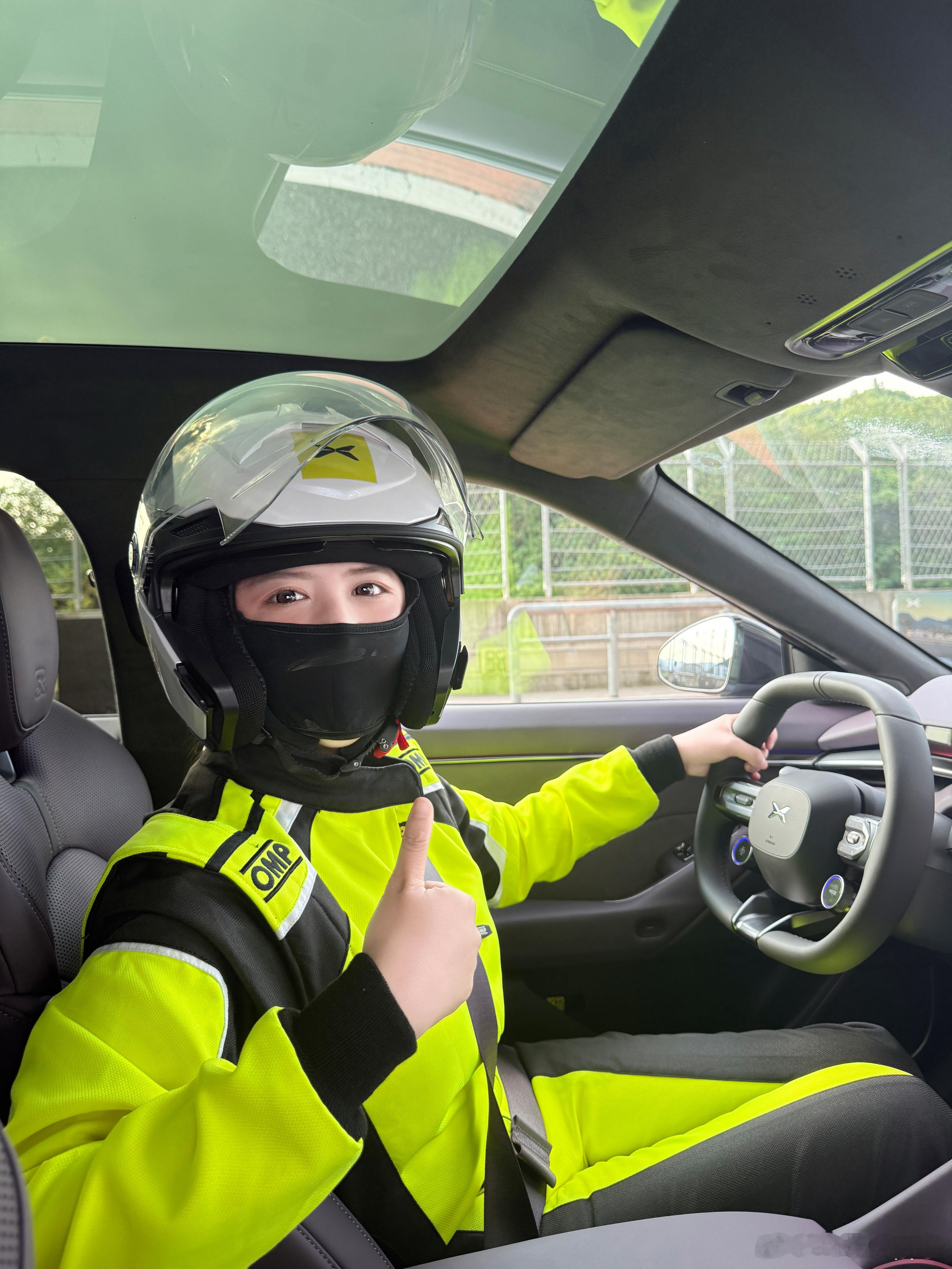 今天开着全新小鹏P7下赛道了！全新小鹏P7可街可赛  赛道驾驶体验感三个字形容：