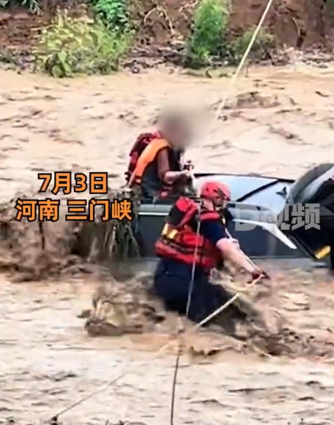 【，救援者：生死关头，他这样做很感人】7月3日，河南三门峡。一对情侣雨后开车准备