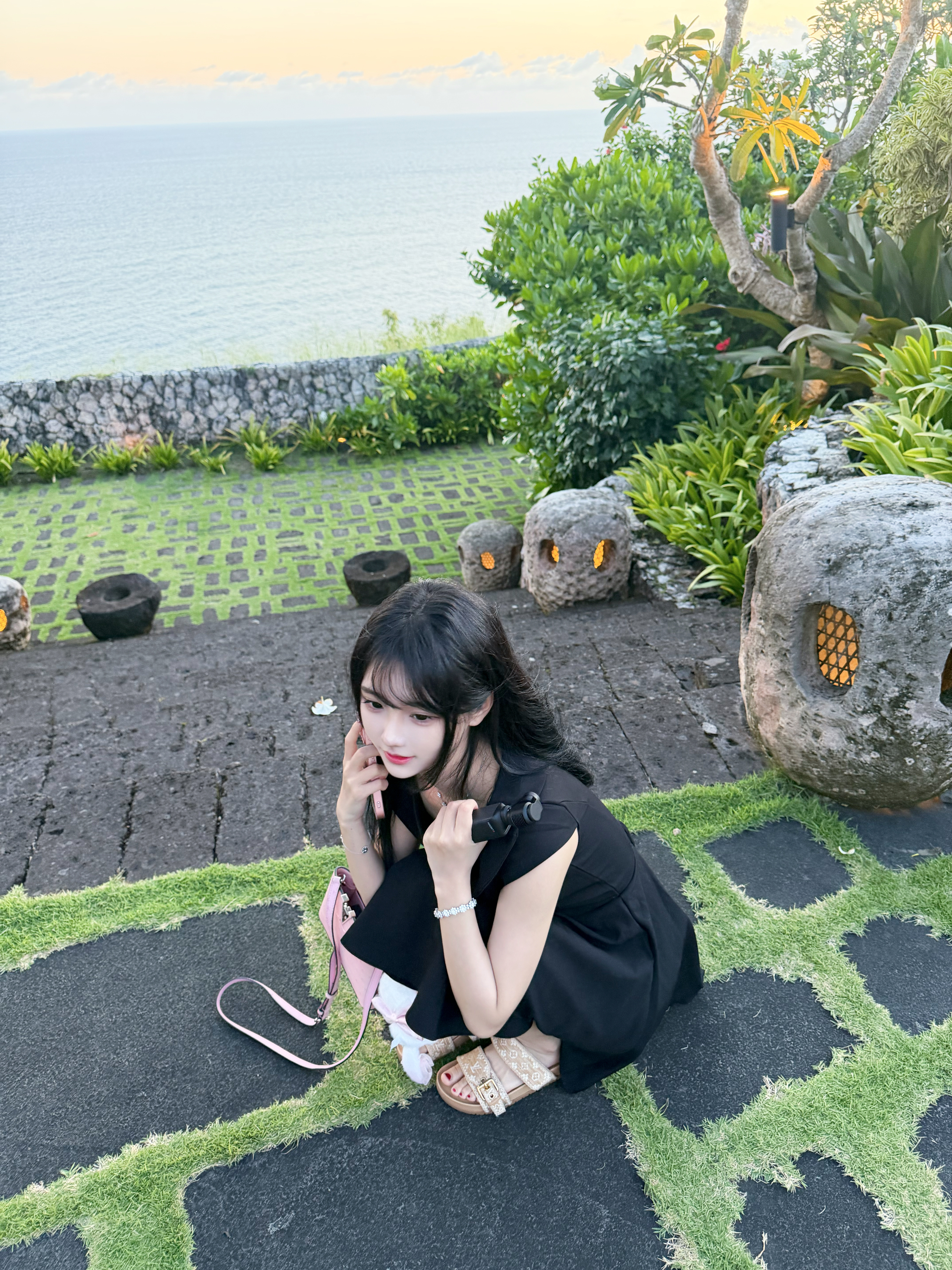 小妹妹一个人吗 