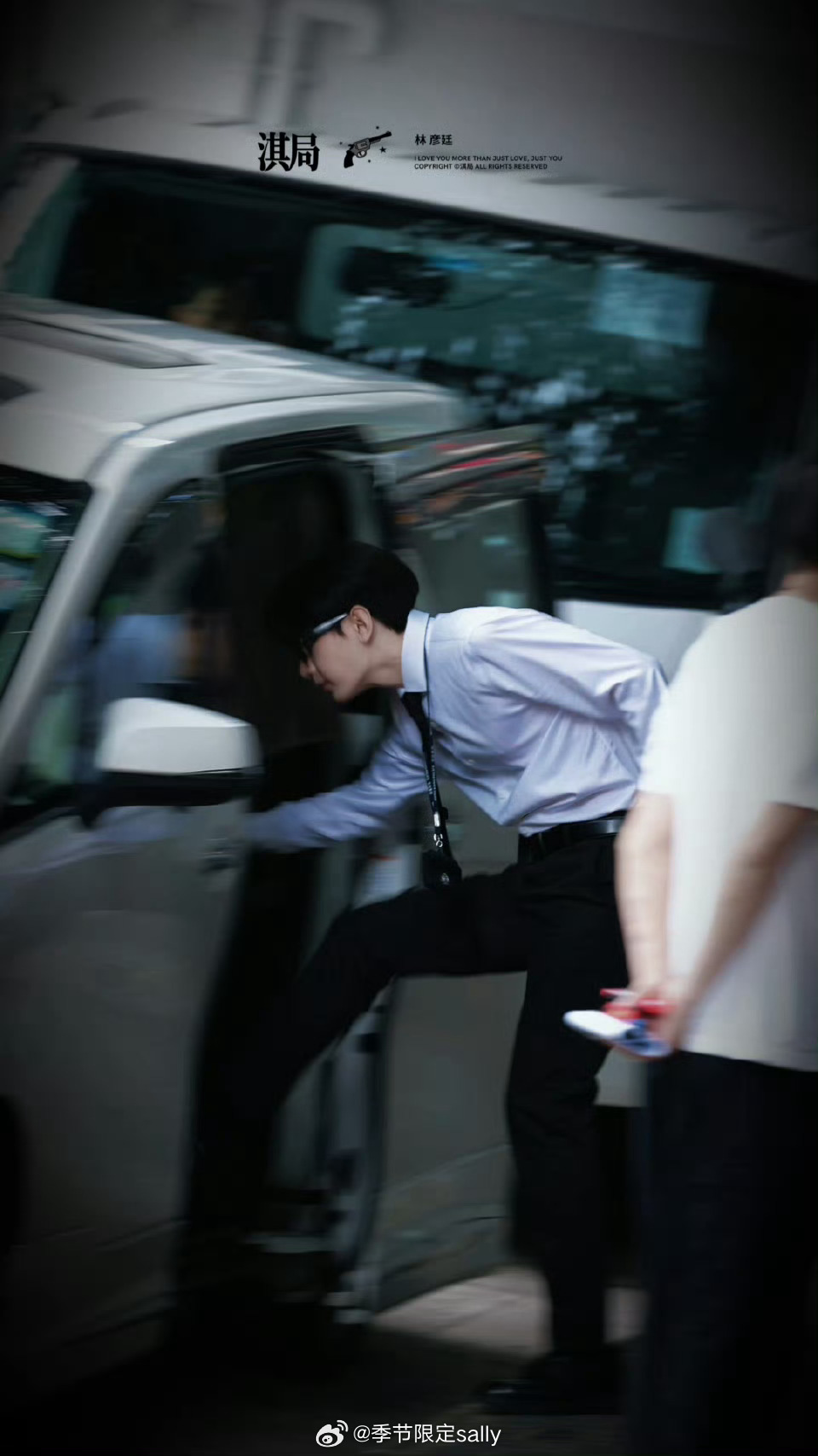 狩谎成毅墨镜白衬衫造型路透