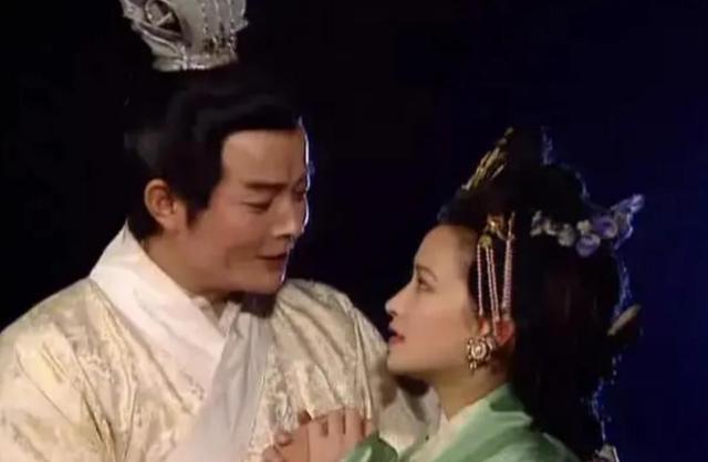 刘备，一个织席贩履的少年，与皇室八竿子打不着，却赫然出现在皇室族谱之上，这究竟是