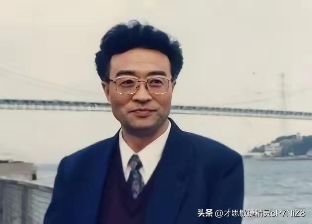 他名叫刘铁骑，是大贪官刘青山的儿子，父亲在1952年被枪毙的时候，刘铁骑才6岁，