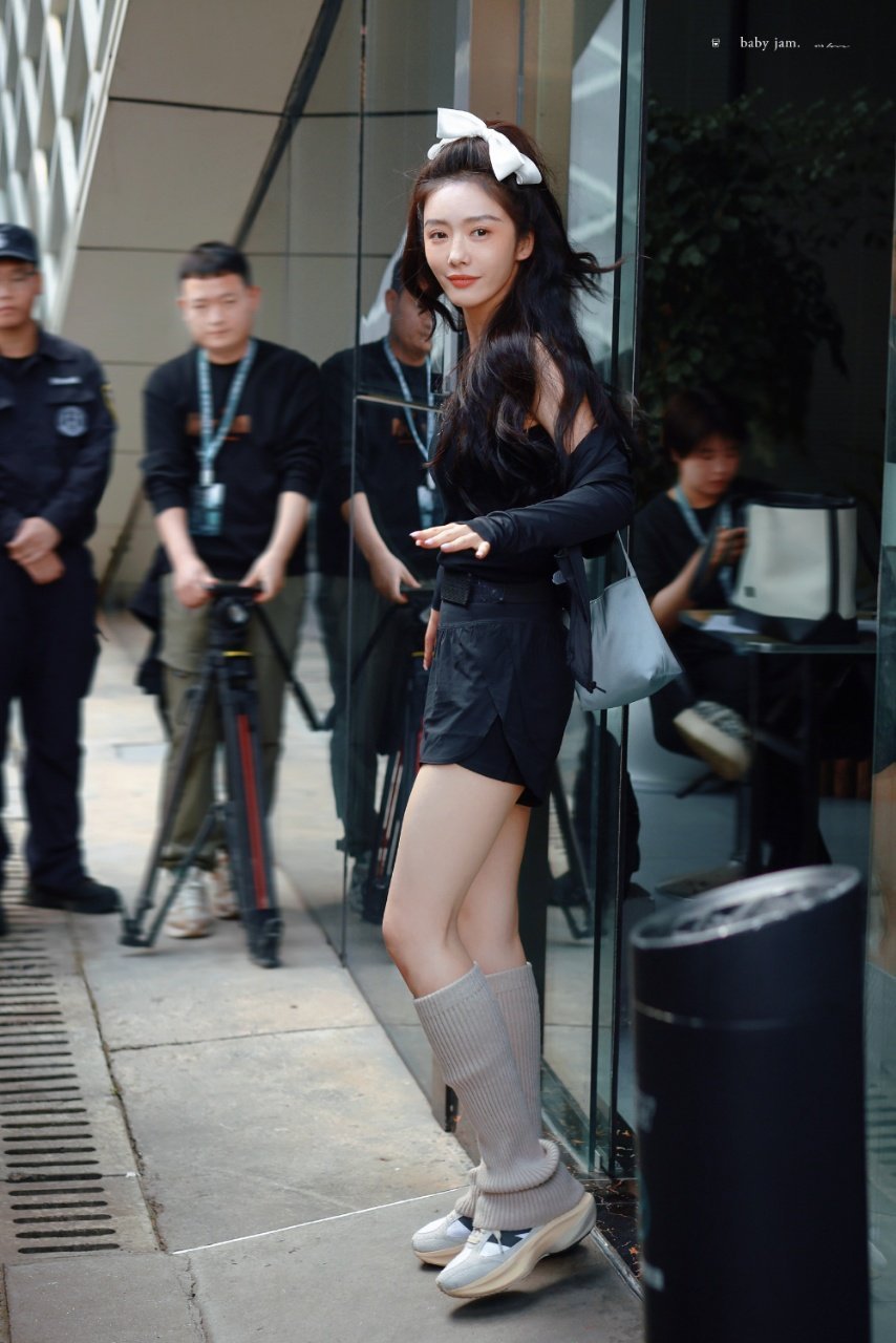 被蔡文静 的松弛感笑得难受，完全把浪姐后台当自己家了，对镜美美拍，欢乐烧烤趴.
