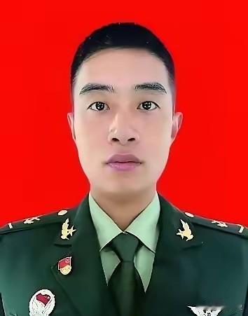 王亮，1999年1月生，江西景德镇人，中共党员，2016年9月入伍，陆军第72集