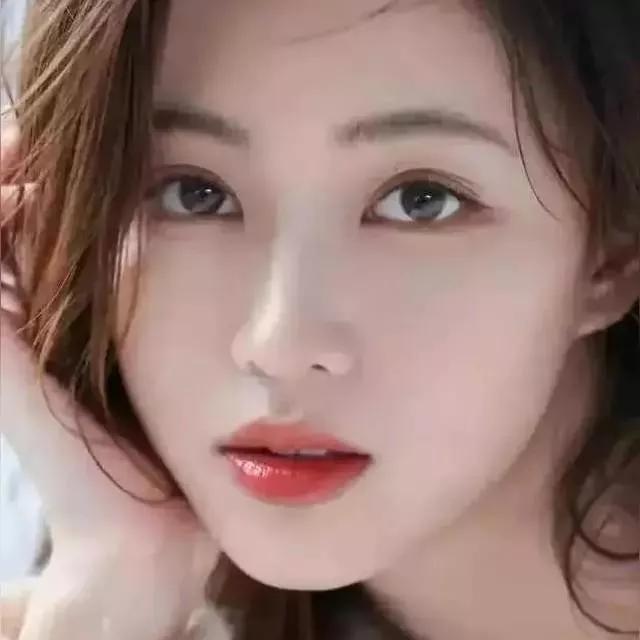 温柔眼眸，红唇轻启，光影交错间，惊艳了时光红唇美人照 温婉眸光 眸光浅笑 素净容