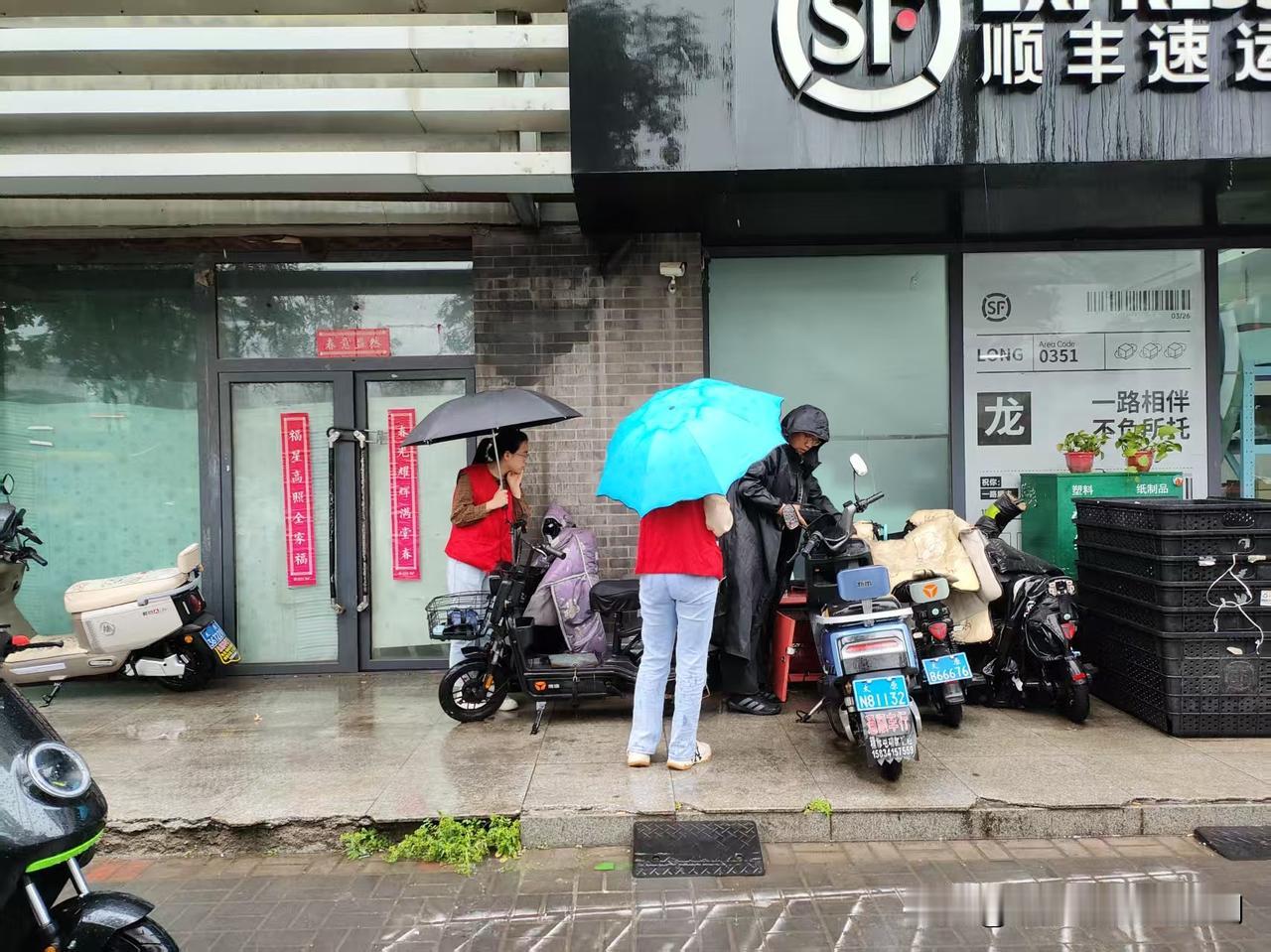 雨中坚守防汛一线 迎泽区察院后社区守护家园平安
 
本周末，太原市迎来强降雨天气