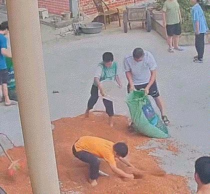 贵州一男子，带母亲去医院看病，留得两个孩子在家守屋，不料下午两点多时，天气突变，