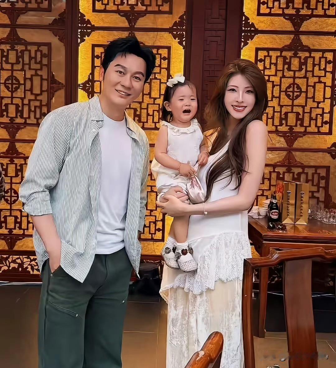 你知道李晨还有个妹妹吗？
我不说也许你还不知道吧？
6月7日，他连夜赶赴同父异母