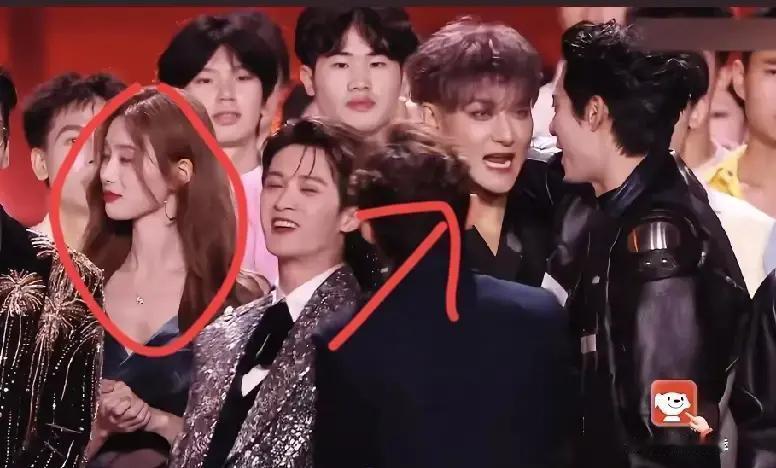 收视率飙到4峰那3秒，你也在屏息
 
黄子韬一把揽过王鹤棣，脸贴脸，镜头切得极近