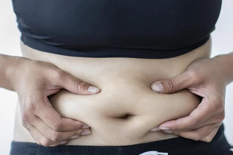 减肚子上的肉，我有经验！首先得控制饮食，多吃新鲜蔬菜水果，远离高脂肪、高热量食物