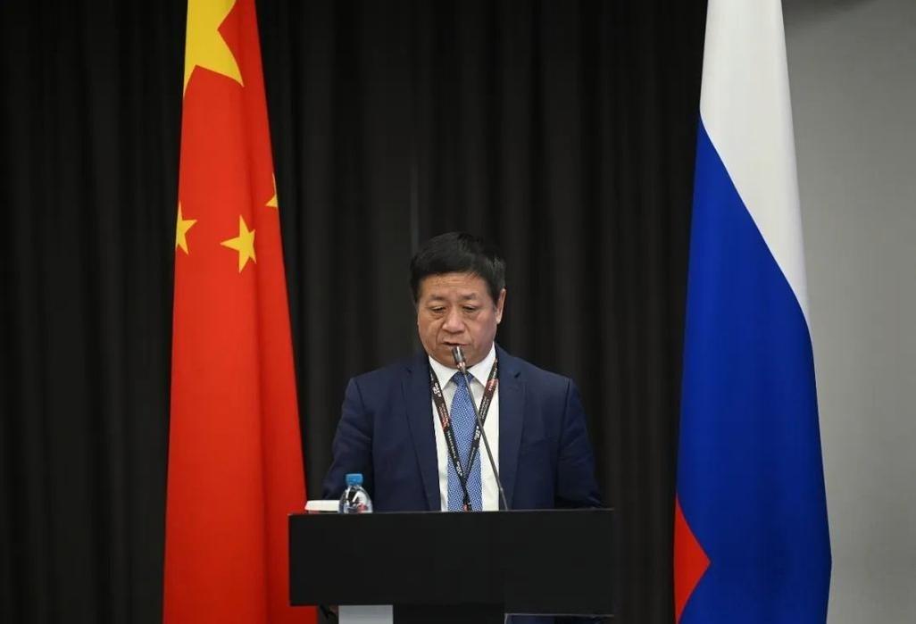 设想一下这个画面：你是个在海外上学的年轻人，早上迷迷糊糊打开邮箱，没等来导师的回