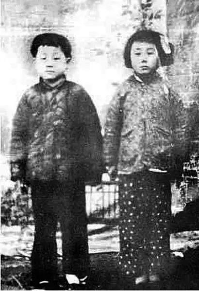 看看这个没穿裤子的小孩！