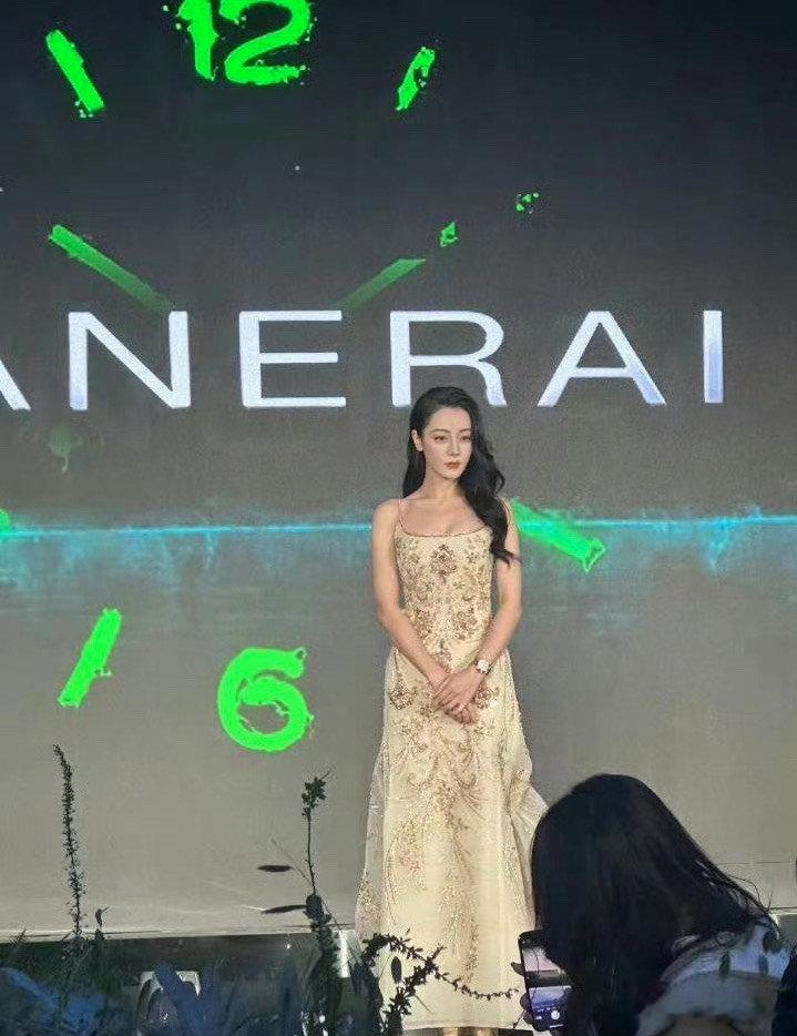 #迪丽热巴镶钻吊带裙##迪丽热巴又一套高定#太美了吧迪丽热巴 ​​​