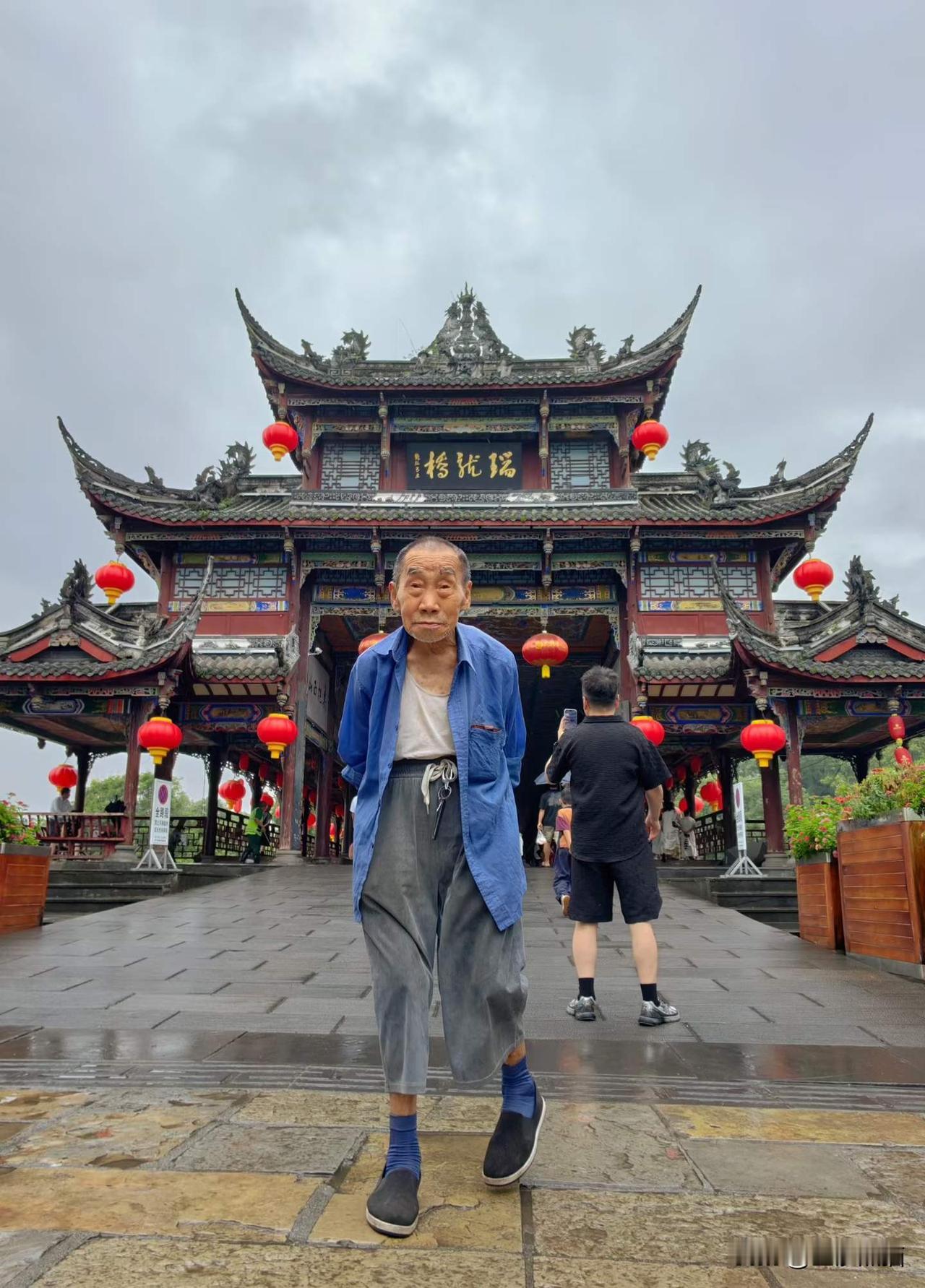 一桥百态。
图文：成都市摄影艺术家协会  曹铁
夏日生活打卡季