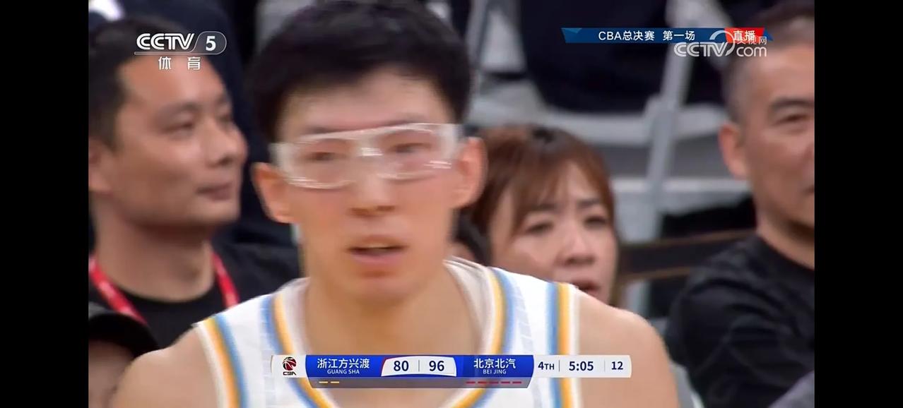 第4节追分阶段许利民竟然换下周琦，让比赛彻底失去了悬念。最终北汽G2比赛96:1