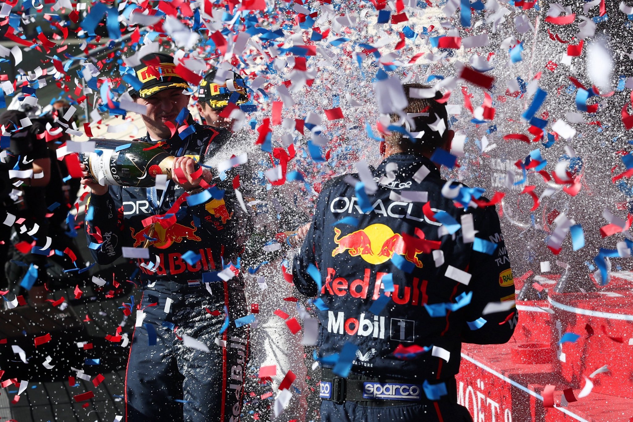 F1冷数据 维斯塔潘是本赛季首位在同一个周末取得冲刺赛+正赛冠军，拿满33分的车