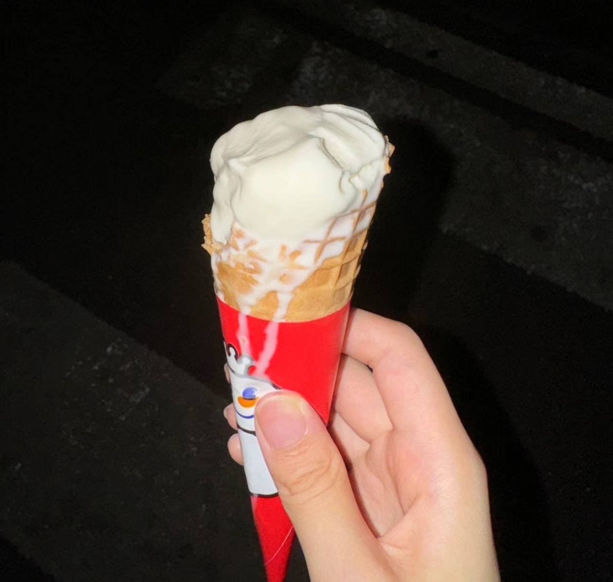 蜜雪冰城客服回应冰淇淋融化快就西安40度高温天气，哪家冰淇淋融化的不快呀？咱就说